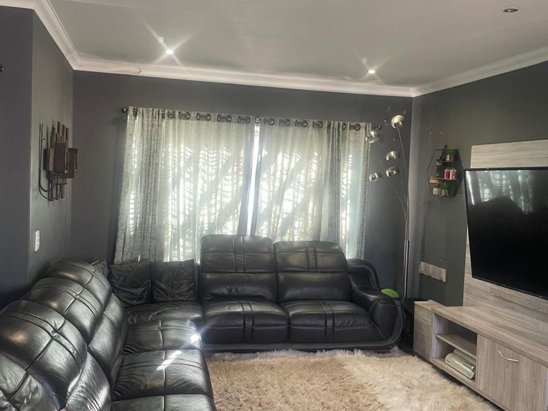 4 Bedroom House For Sale in Melodie - Photo 10