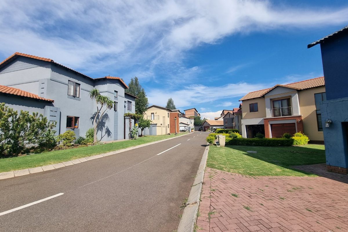 3 Bed &  2.5 Bath Security Estate - Photo 4