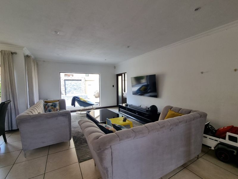 3 Bed &  2.5 Bath Security Estate - Photo 9