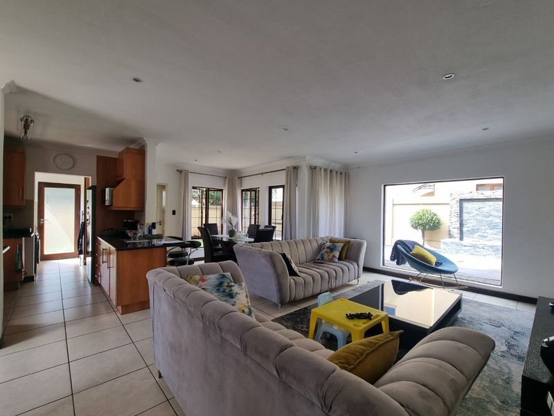 3 Bed &  2.5 Bath Security Estate - Photo 6