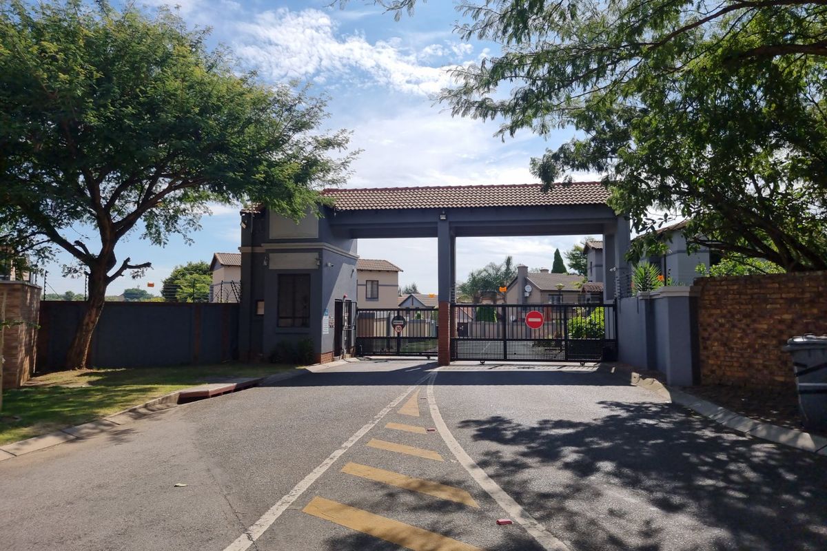 3 Bed &  2.5 Bath Security Estate - Photo 2