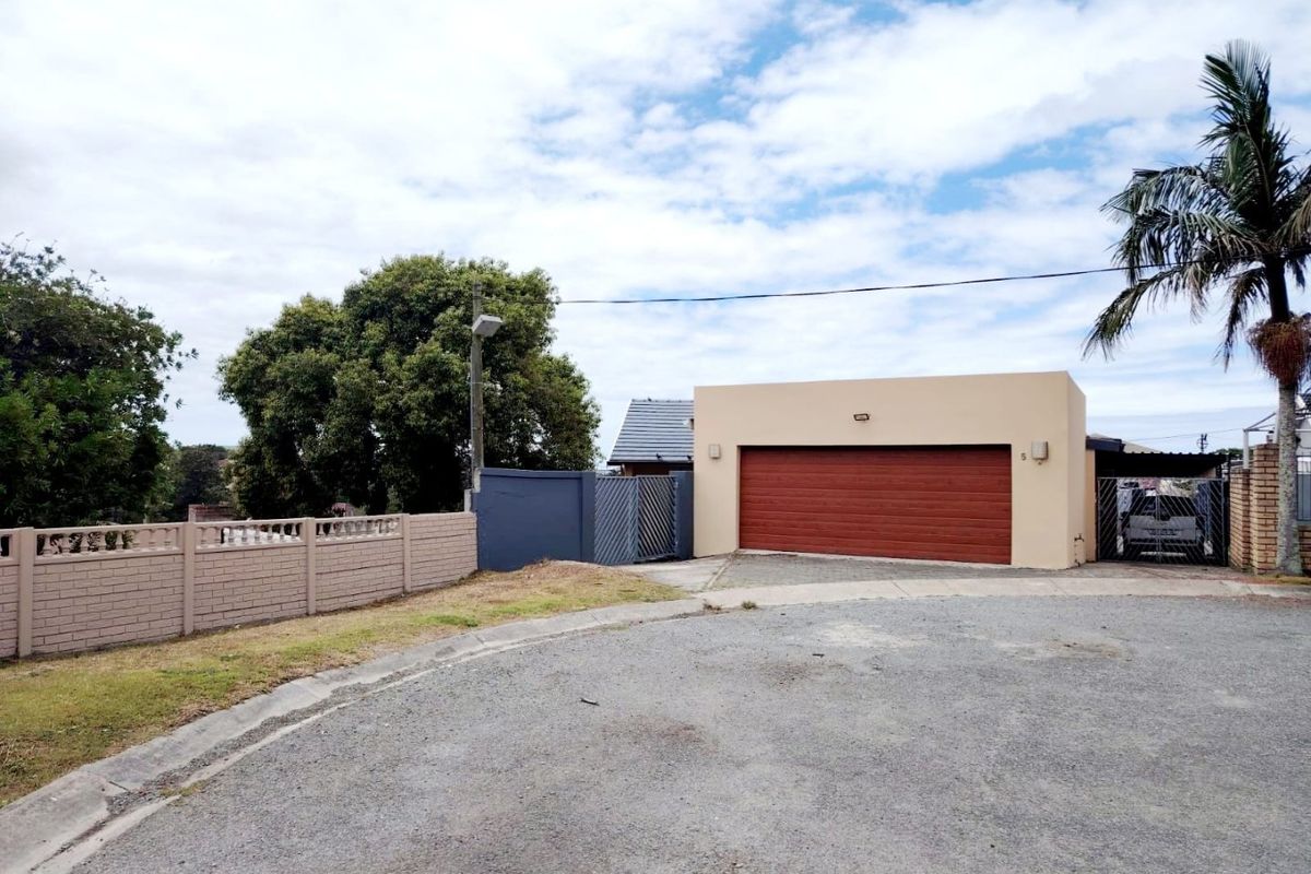 3 Bedroom House for Sale in Amalinda - Photo 2