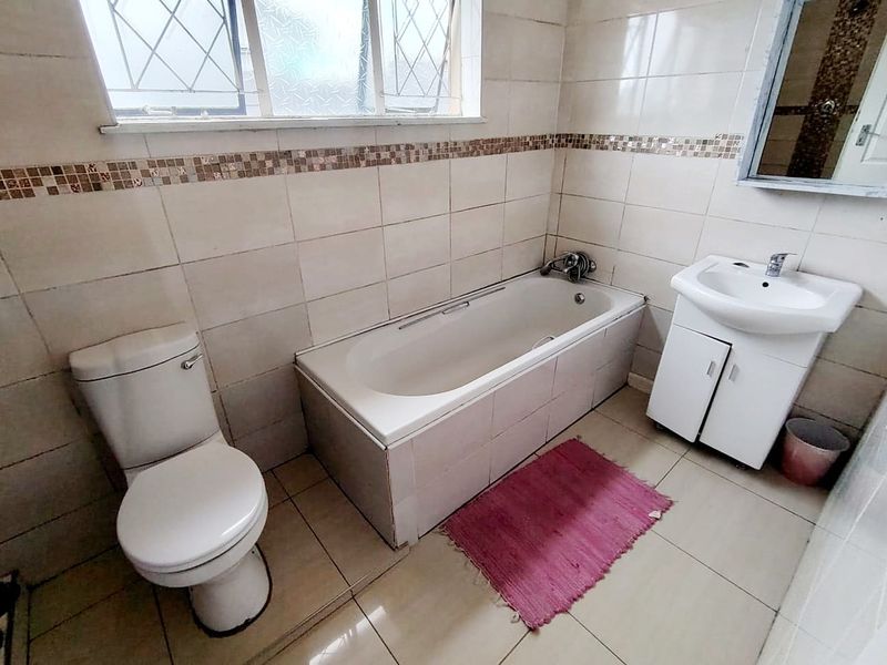 3 Bedroom House for Sale in Amalinda - Photo 7
