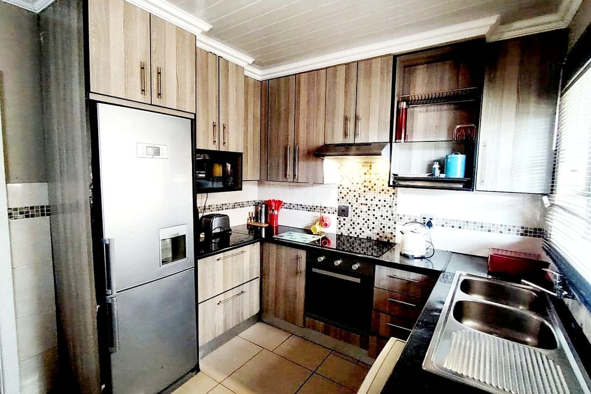 3 Bedroom House for Sale in Amalinda - Photo 4