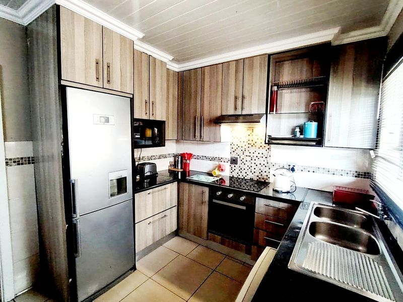 3 Bedroom House for Sale in Amalinda - Photo 4