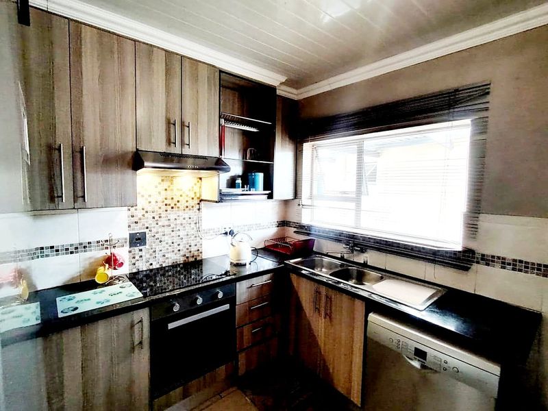 3 Bedroom House for Sale in Amalinda - Photo 6