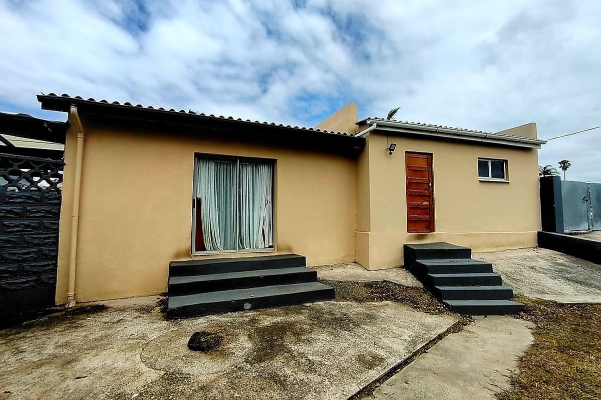 3 Bedroom House for Sale in Amalinda - Photo 3