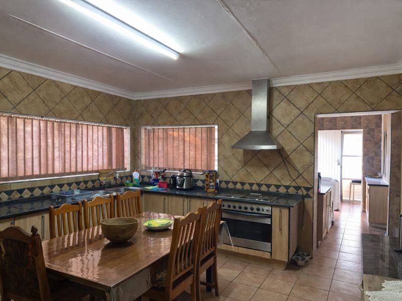 5-Bedroom family home with a 2-bedroom flat in Flora Gardens - Photo 3