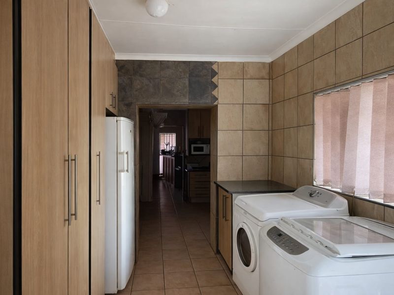 5-Bedroom family home with a 2-bedroom flat in Flora Gardens - Photo 5