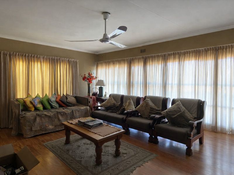 5-Bedroom family home with a 2-bedroom flat in Flora Gardens - Photo 4