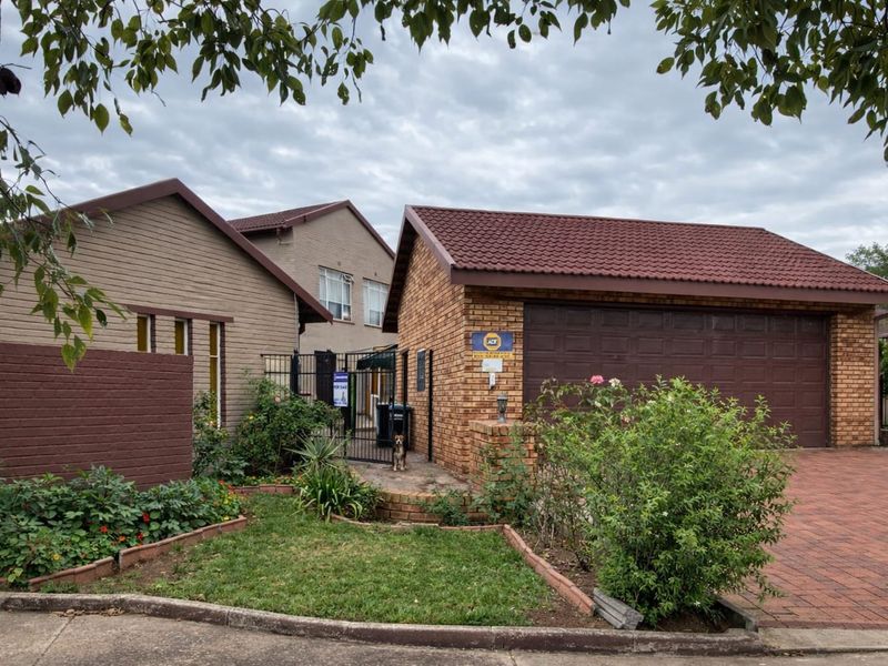 3-Bedroom family home with a 2-bedroom flat in Flora Gardens - Photo 1
