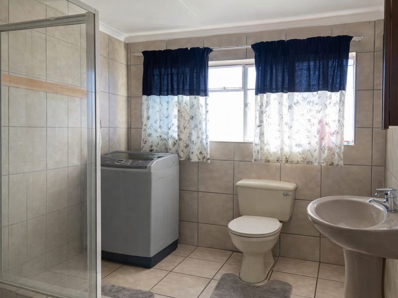 3-Bedroom family home with a 2-bedroom flat in Flora Gardens - Photo 10