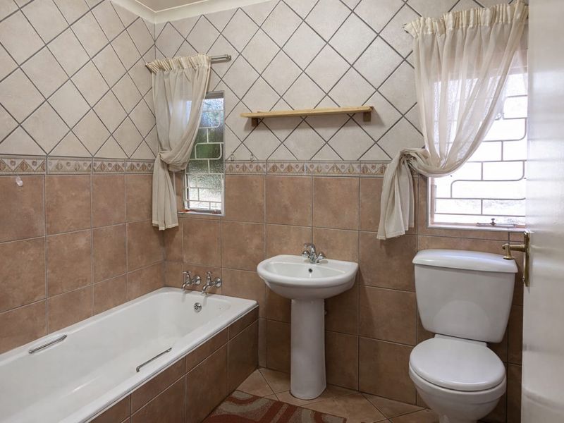 3-Bedroom family home with a 2-bedroom flat in Flora Gardens - Photo 8