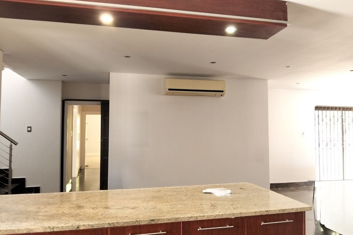 Spacious 4 bedrooms, 3.5 bathroom family Home with Modern Open-Plan Living in Parklands North - Photo 3
