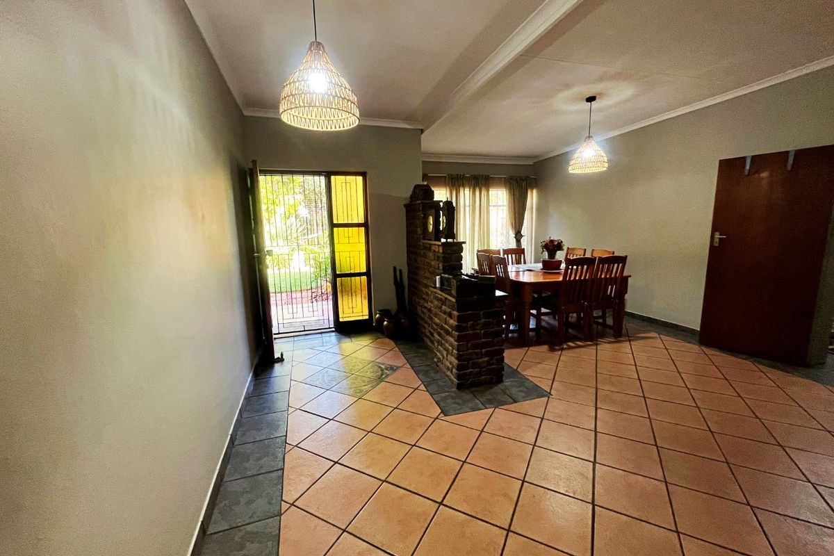 Spacious Family Home with Exceptional Extras in Wierda Park For Sale - Photo 3