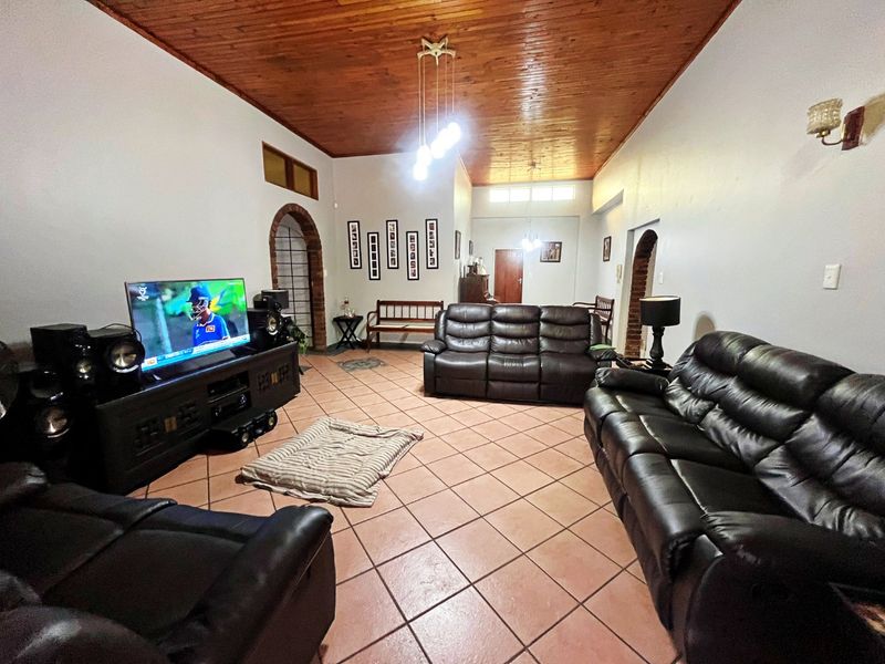 Spacious Family Home with Exceptional Extras in Wierda Park For Sale - Photo 6