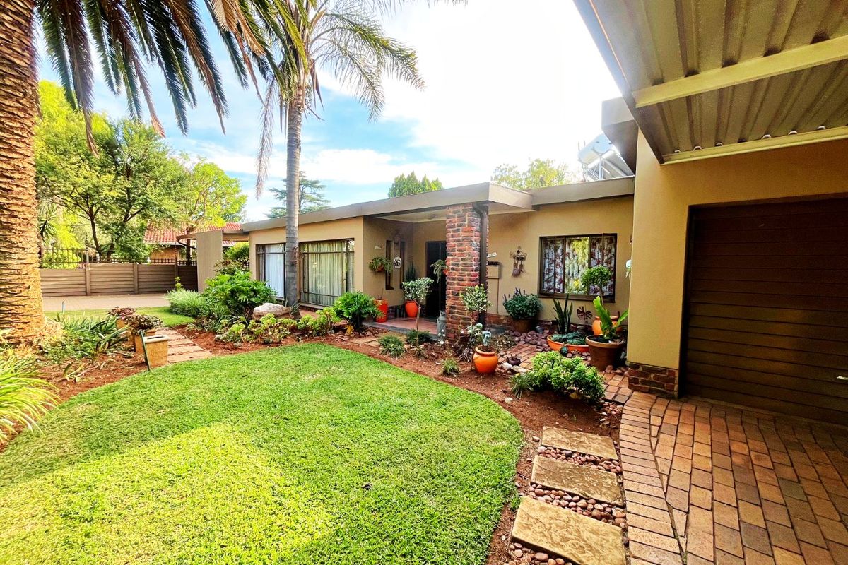 Spacious Family Home with Exceptional Extras in Wierda Park For Sale - Photo 2