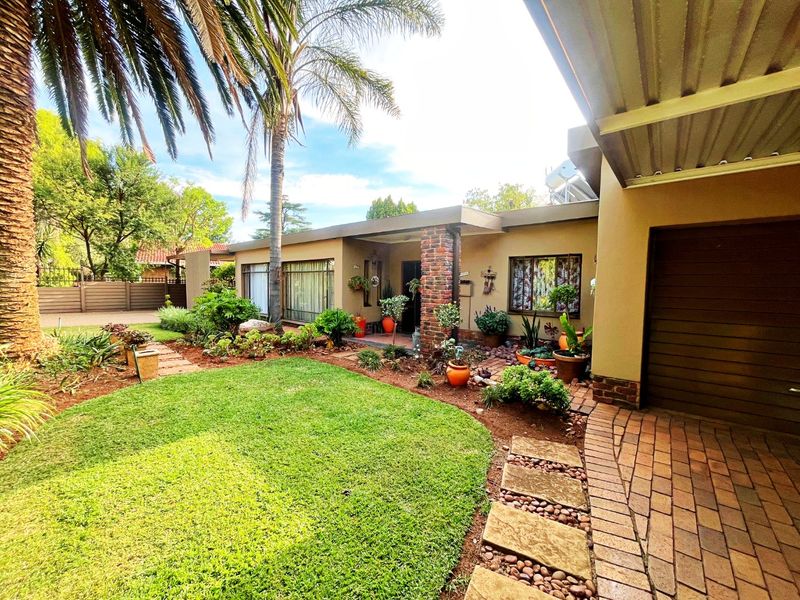 Spacious Family Home with Exceptional Extras in Wierda Park For Sale - Photo 2