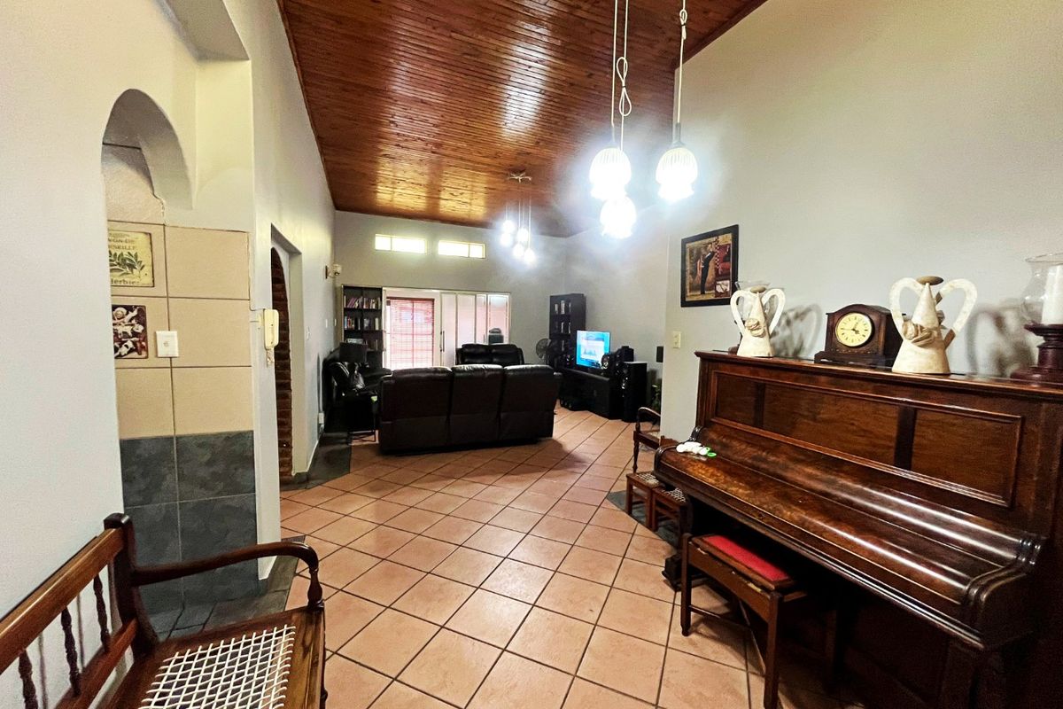 Spacious Family Home with Exceptional Extras in Wierda Park For Sale - Photo 5