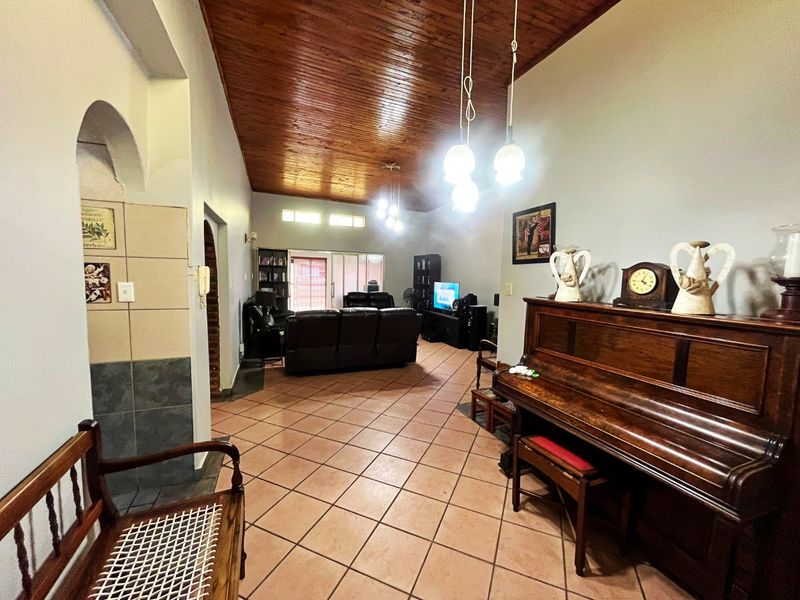 Spacious Family Home with Exceptional Extras in Wierda Park For Sale - Photo 5