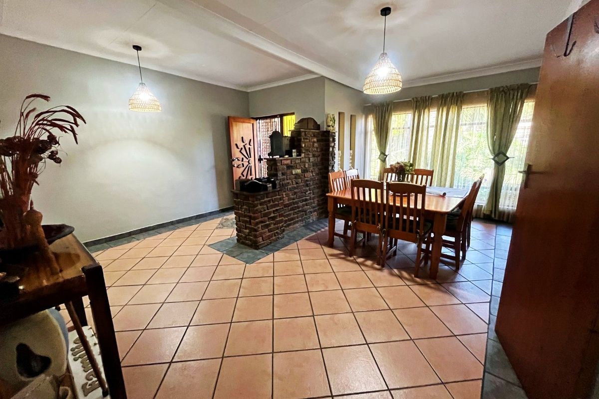 Spacious Family Home with Exceptional Extras in Wierda Park For Sale - Photo 4