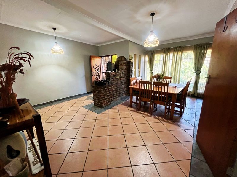 Spacious Family Home with Exceptional Extras in Wierda Park For Sale - Photo 4