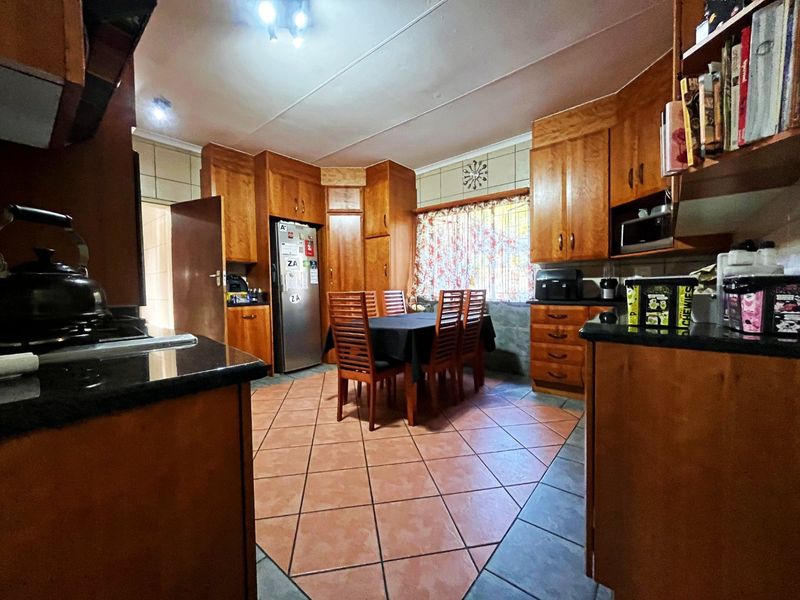 Spacious Family Home with Exceptional Extras in Wierda Park For Sale - Photo 8