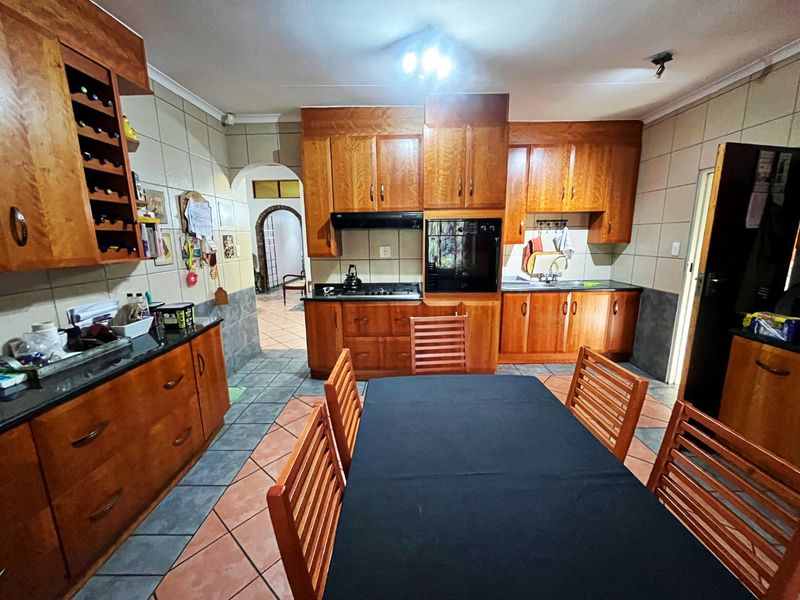 Spacious Family Home with Exceptional Extras in Wierda Park For Sale - Photo 9