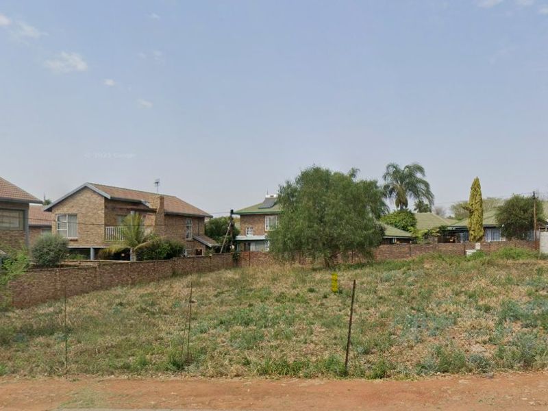 Prime Development Stand for Sale in Hennopspark – Approved Plans for 4 Units - Photo 1
