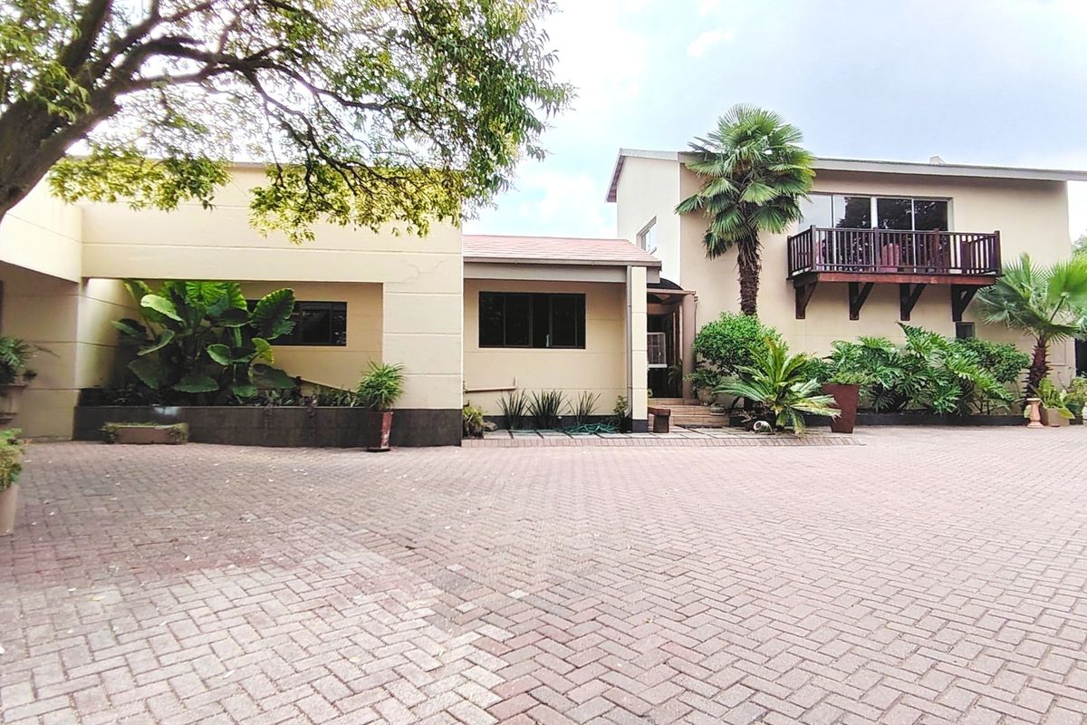 Exceptional Family Home with Multiple Living Areas in SW 5 - Photo 4