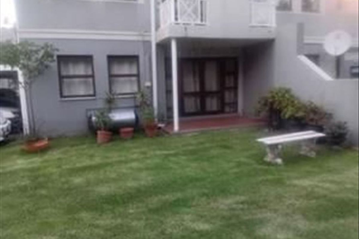 Comfortable Home with Pool and Carport - Photo 3