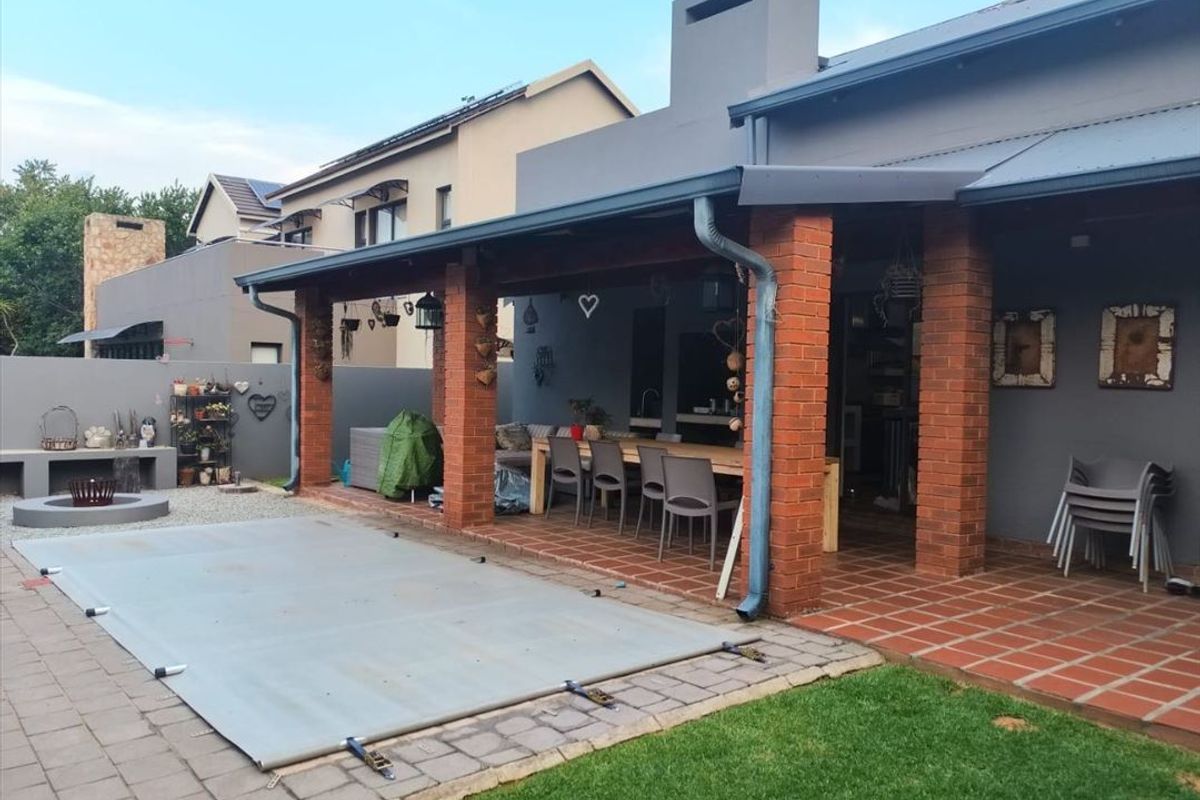 Spacious Family Home with Pool and Garage - Photo 3