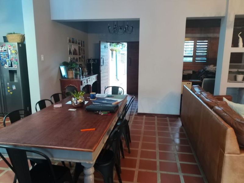 Spacious Family Home with Pool and Garage - Photo 2