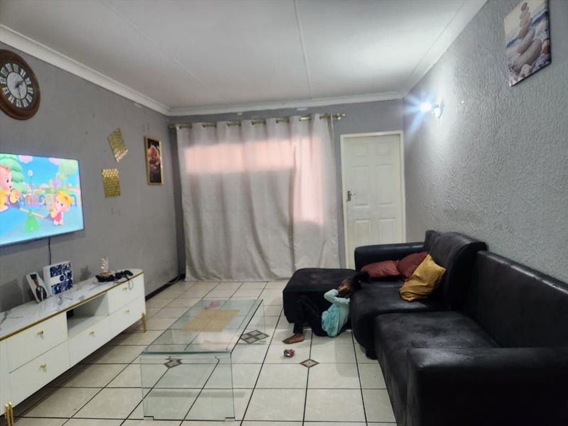 Welcoming Three-Bedroom Family Home - Photo 2