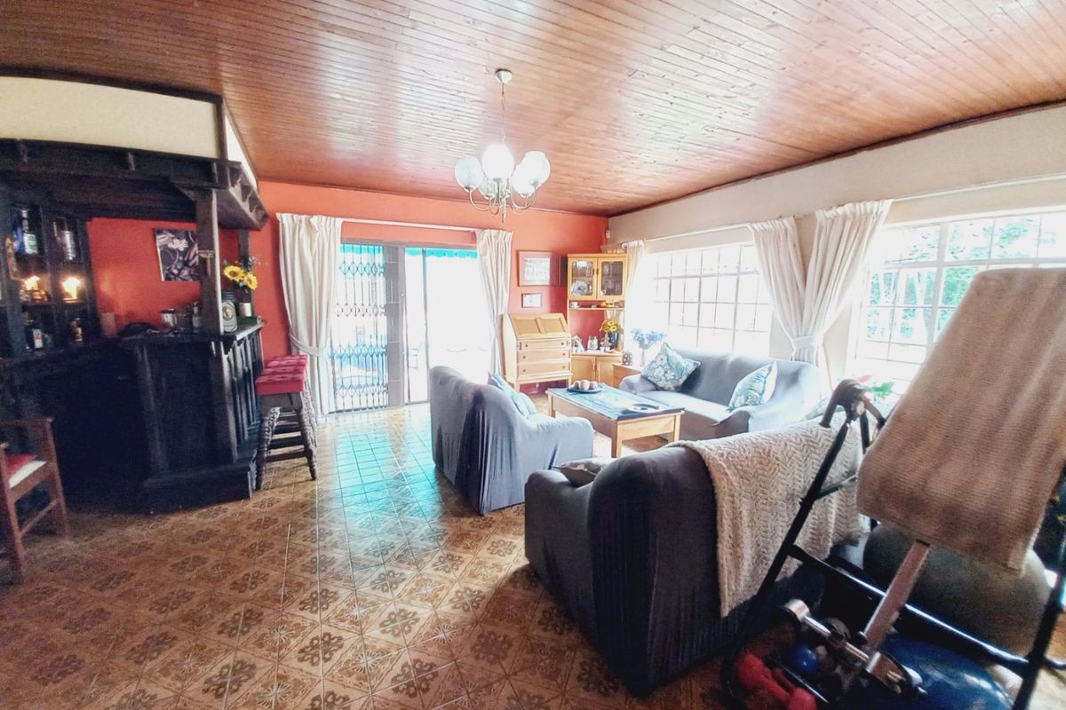 Charming Family Home with Tennis Court and Exceptional Lifestyle Features in Eastleigh Ridge Enclosure - Photo 5