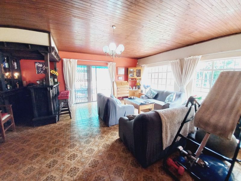 Charming Family Home with Tennis Court and Exceptional Lifestyle Features in Eastleigh Ridge Enclosure - Photo 5