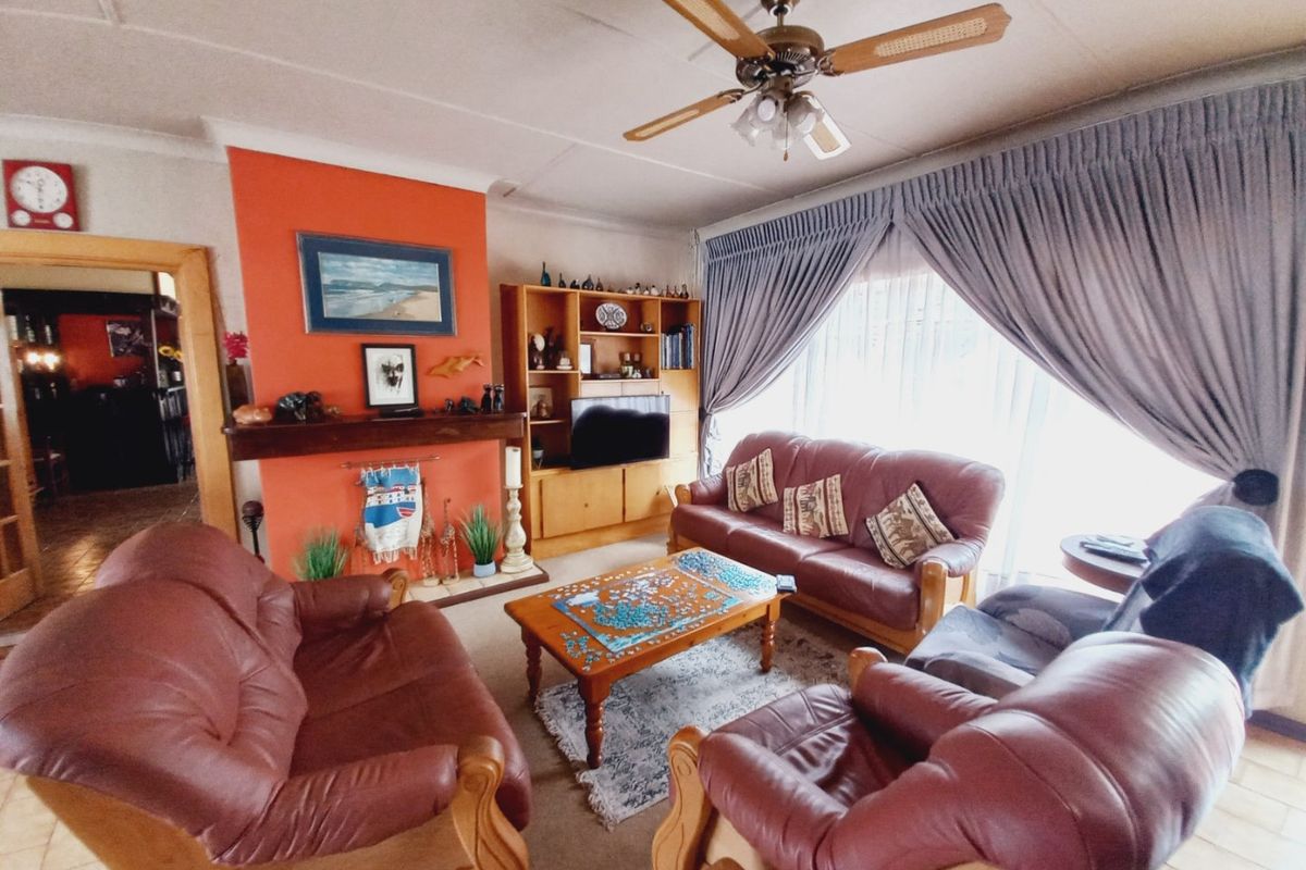 Charming Family Home with Tennis Court and Exceptional Lifestyle Features in Eastleigh Ridge Enclosure - Photo 4