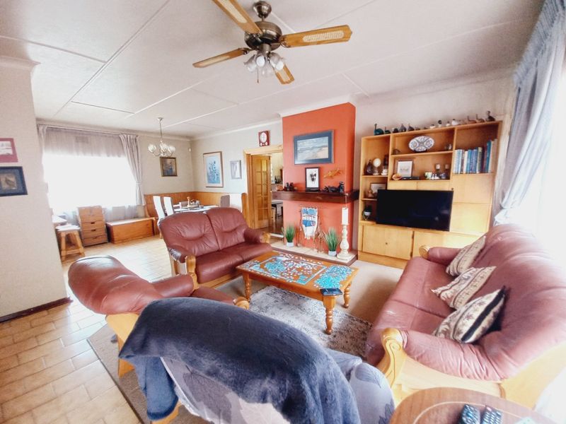 Charming Family Home with Tennis Court and Exceptional Lifestyle Features in Eastleigh Ridge Enclosure - Photo 3