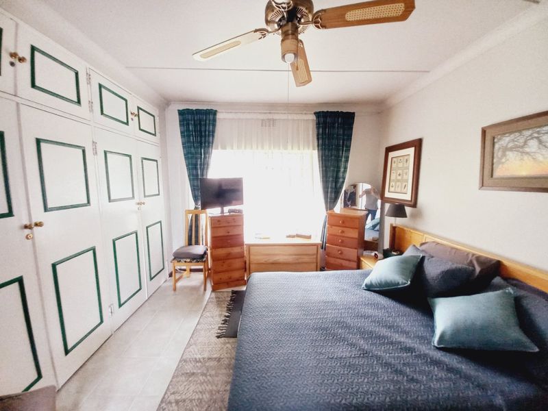 Charming Family Home with Tennis Court and Exceptional Lifestyle Features in Eastleigh Ridge Enclosure - Photo 9
