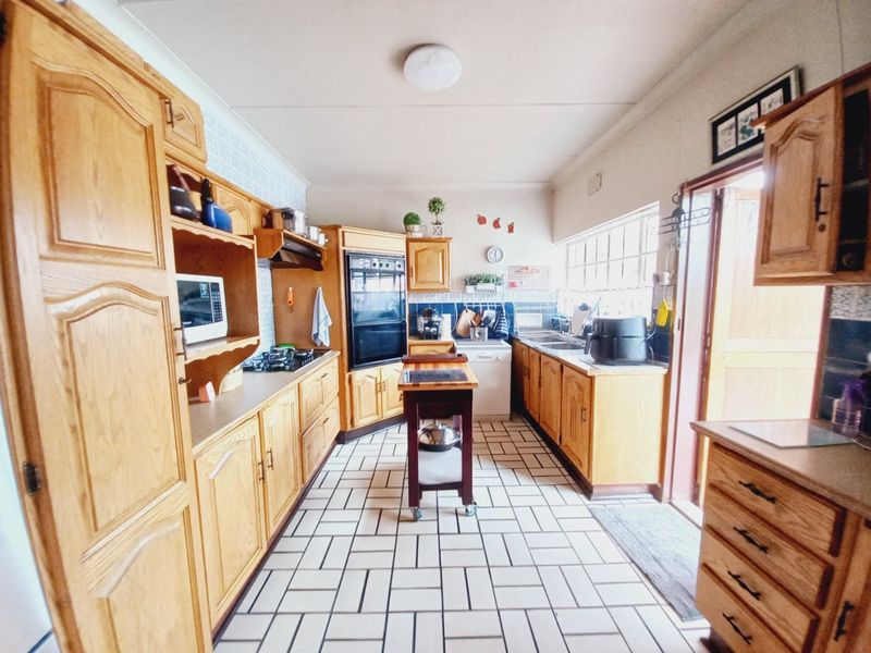 Charming Family Home with Tennis Court and Exceptional Lifestyle Features in Eastleigh Ridge Enclosure - Photo 7
