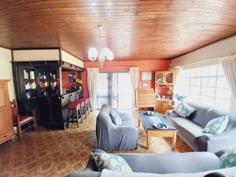 Charming Family Home with Tennis Court and Exceptional Lifestyle Features in Eastleigh Ridge Enclosure - Photo 6
