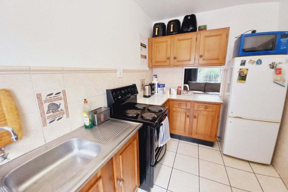 Spacious 2-Bedroom, 2-Bathroom Duplex Townhouse Priced to Sell in a Secure Complex - Photo 5