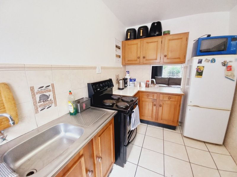 Spacious 2-Bedroom, 2-Bathroom Duplex Townhouse Priced to Sell in a Secure Complex - Photo 5