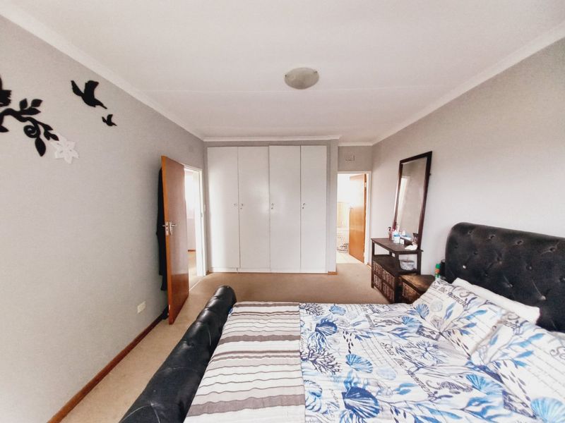 Spacious 2-Bedroom, 2-Bathroom Duplex Townhouse Priced to Sell in a Secure Complex - Photo 10