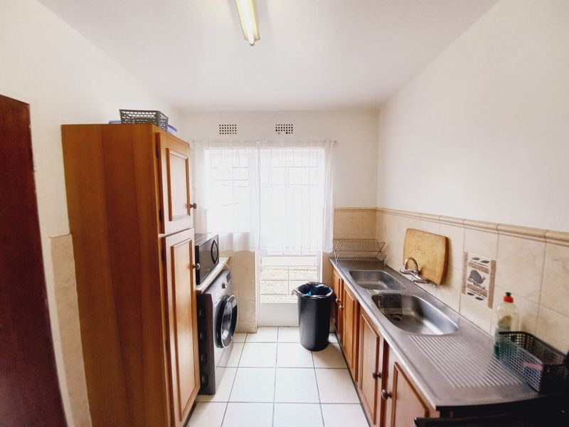 Spacious 2-Bedroom, 2-Bathroom Duplex Townhouse Priced to Sell in a Secure Complex - Photo 7