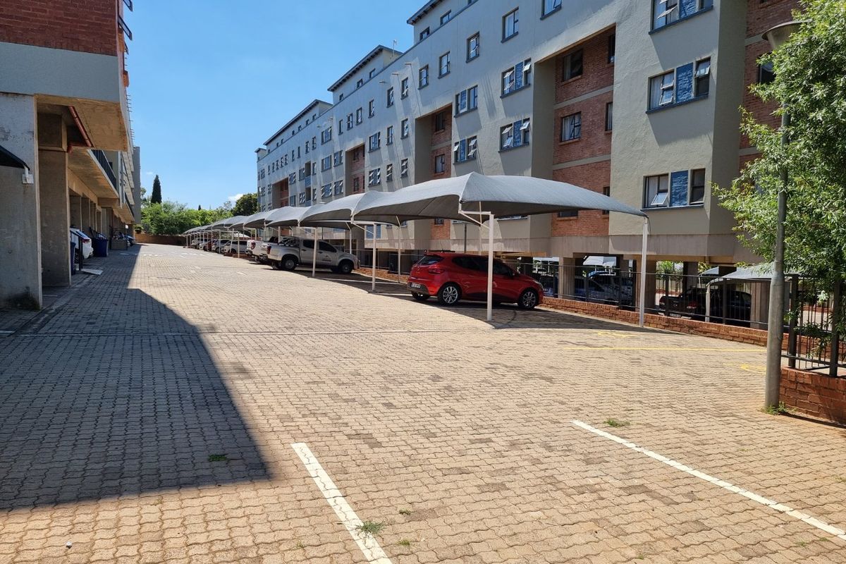 Ground Floor 2 Bed Flat - Corner Unit - Photo 3