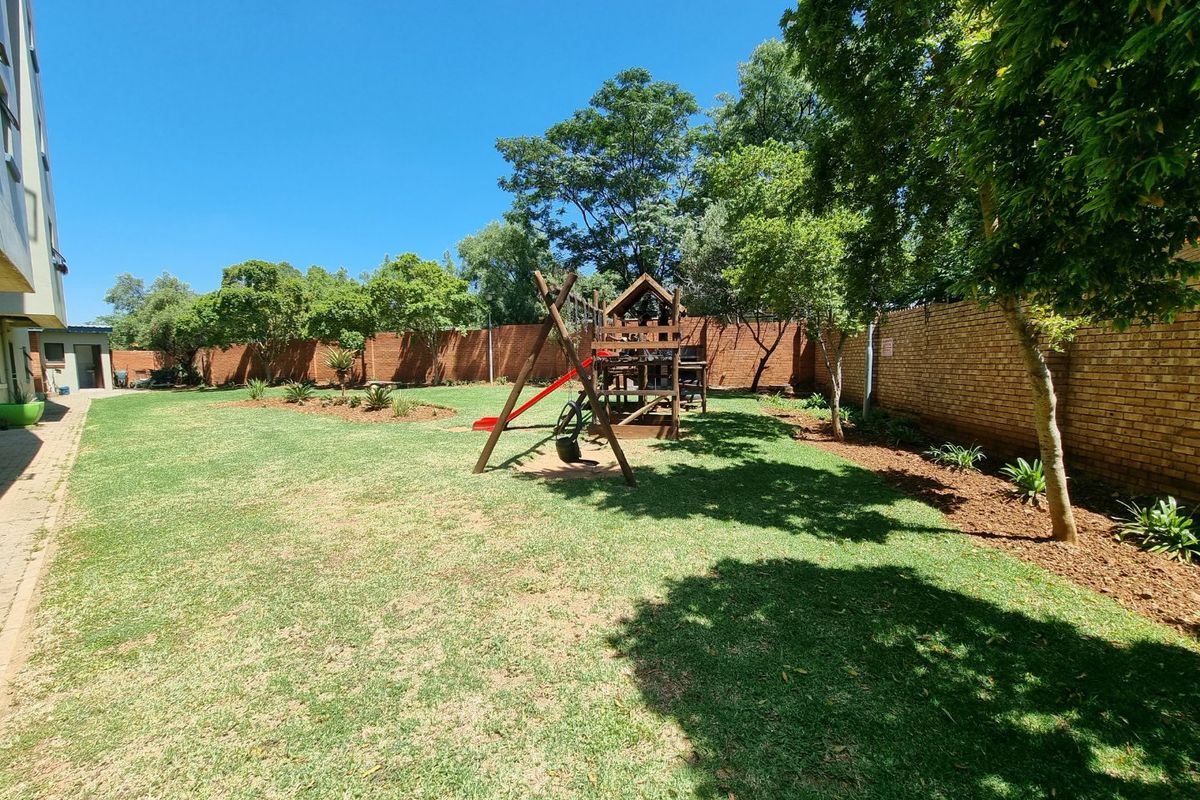 Ground Floor 2 Bed Flat - Corner Unit - Photo 2