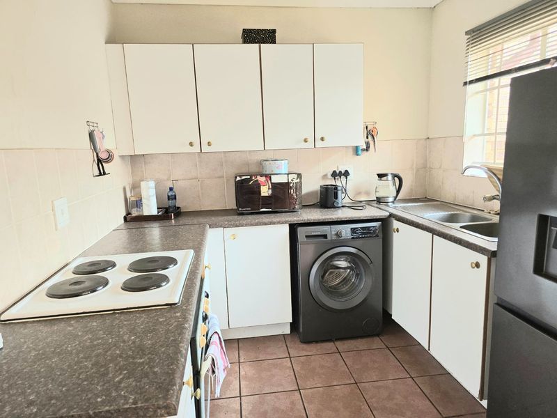 BEAUTIFUL CORNER SIMPLEX IN THE HEART OF MEYERSPARK - Photo 3