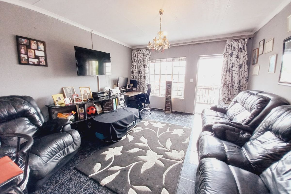 Stylish 2-Bedroom Apartment Offering Scenic Views and Secure Living at Victoria Square - Photo 3