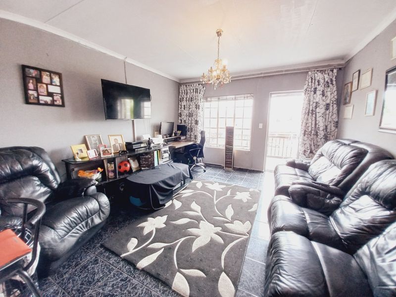 Stylish 2-Bedroom Apartment Offering Scenic Views and Secure Living at Victoria Square - Photo 3